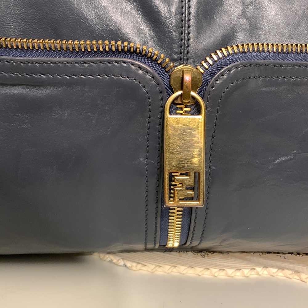 ♥️ Large Leather Fendi Shoulder Bag♥️ - Picture 4 of 17